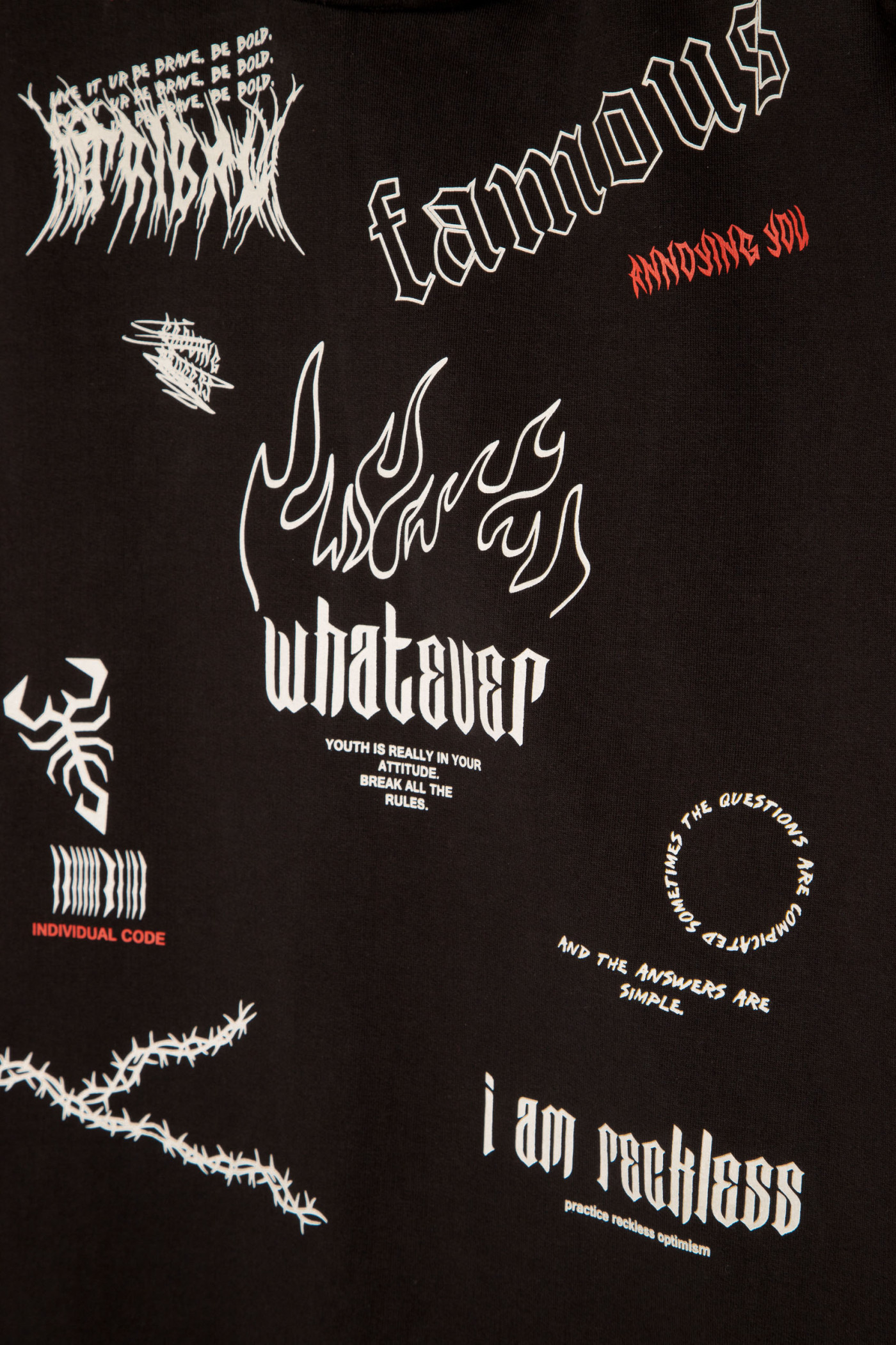 Czarna bluza dresowa z kapturem i nadrukami