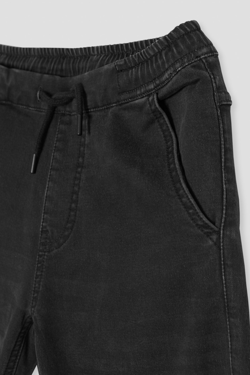 Czarne jeansowe spodnie joggery