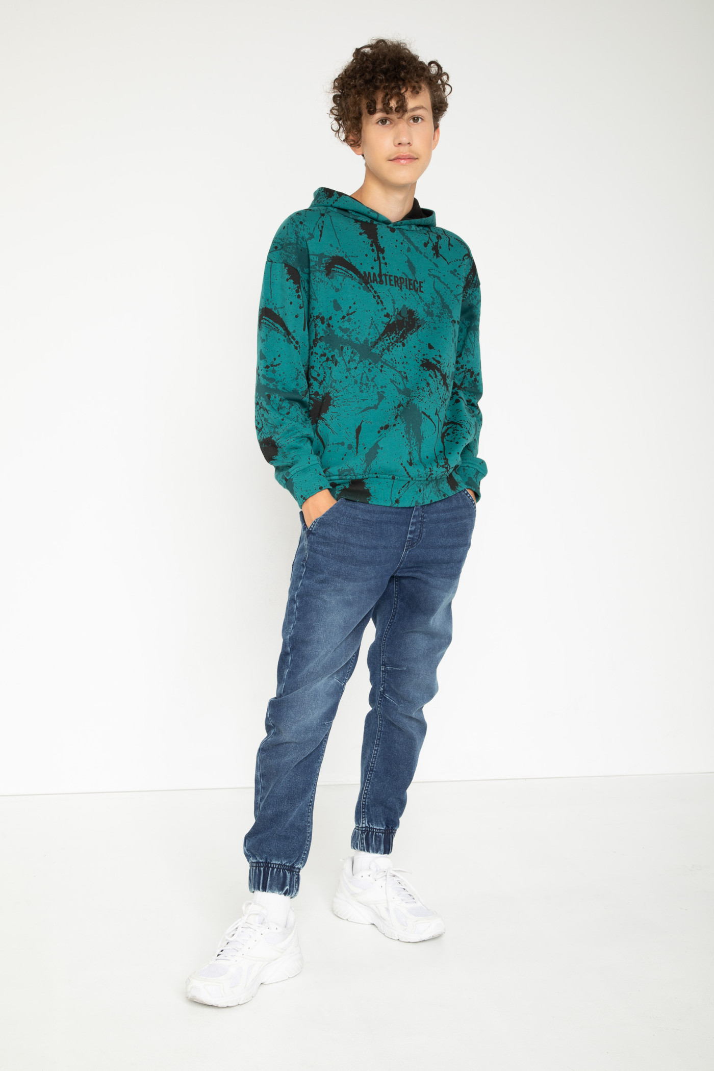 Niebieskie spodnie jeansowe jogger