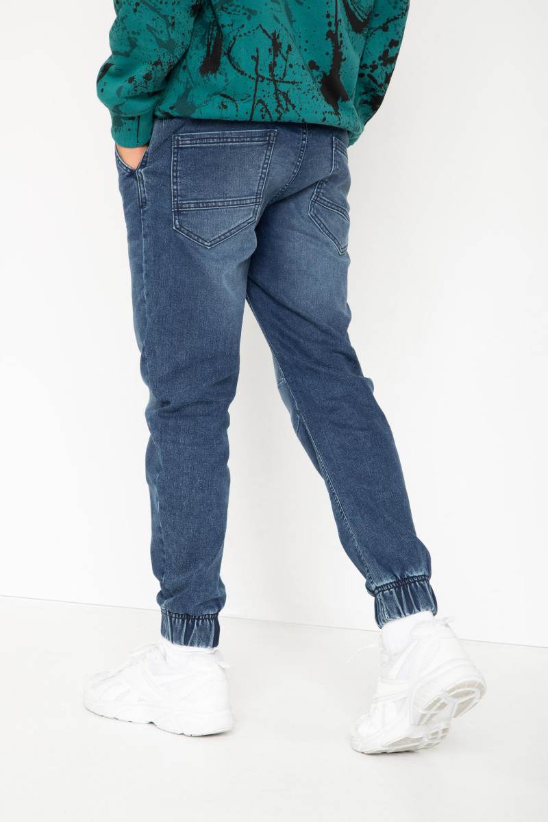 Niebieskie spodnie jeansowe jogger