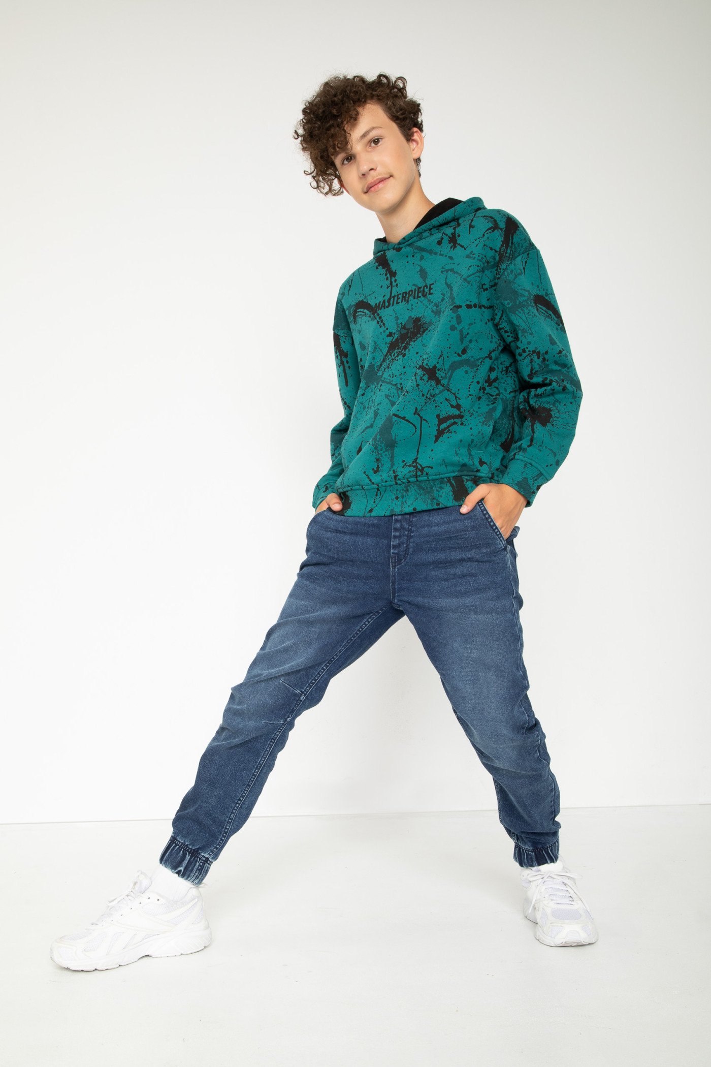 Niebieskie spodnie jeansowe jogger