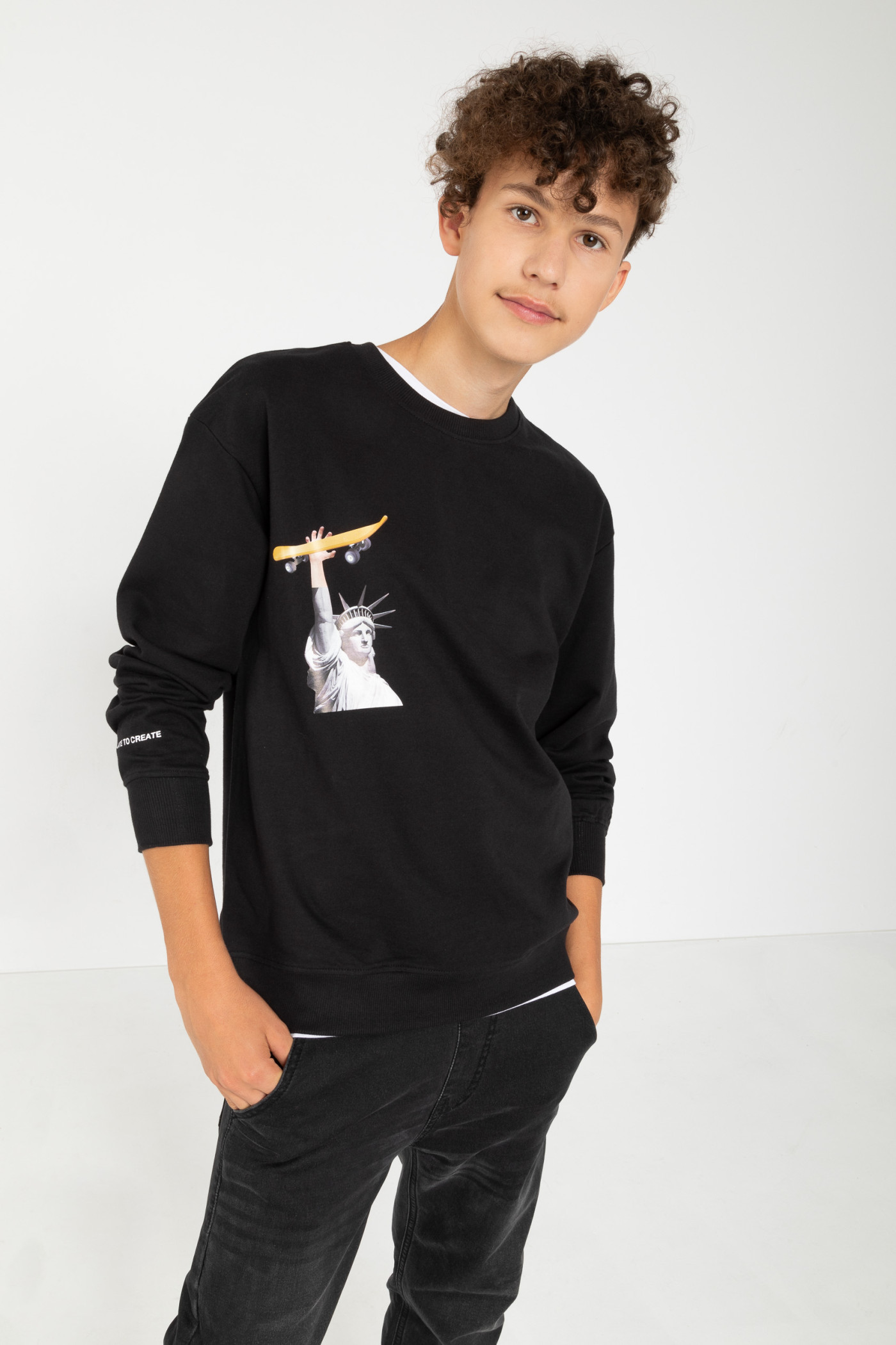 Czarna bluza dresowa z nadrukami