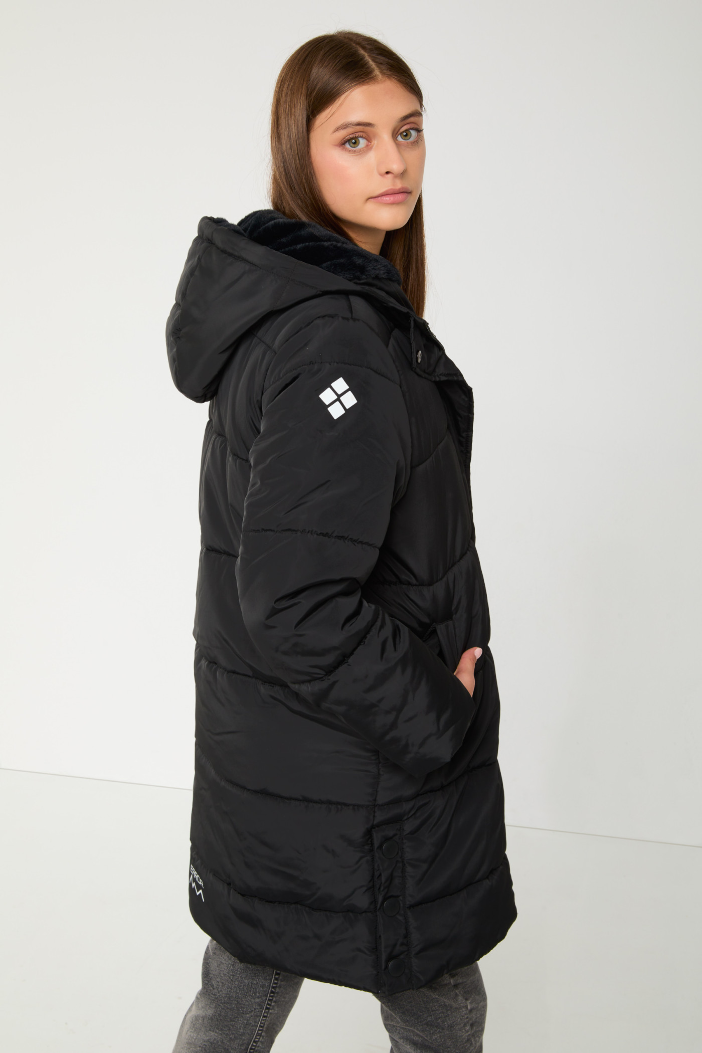 Czarna przedłużana ocieplana kurtka z kapturem