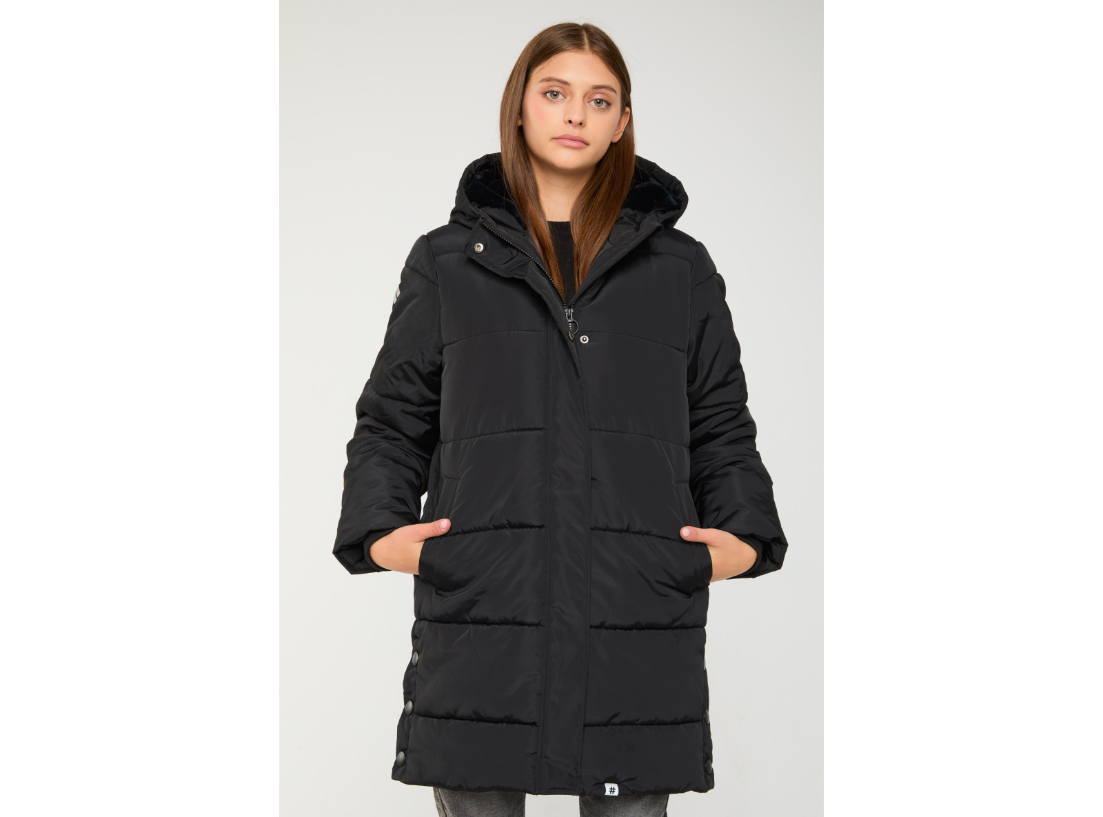 Czarna przedłużana ocieplana kurtka z kapturem