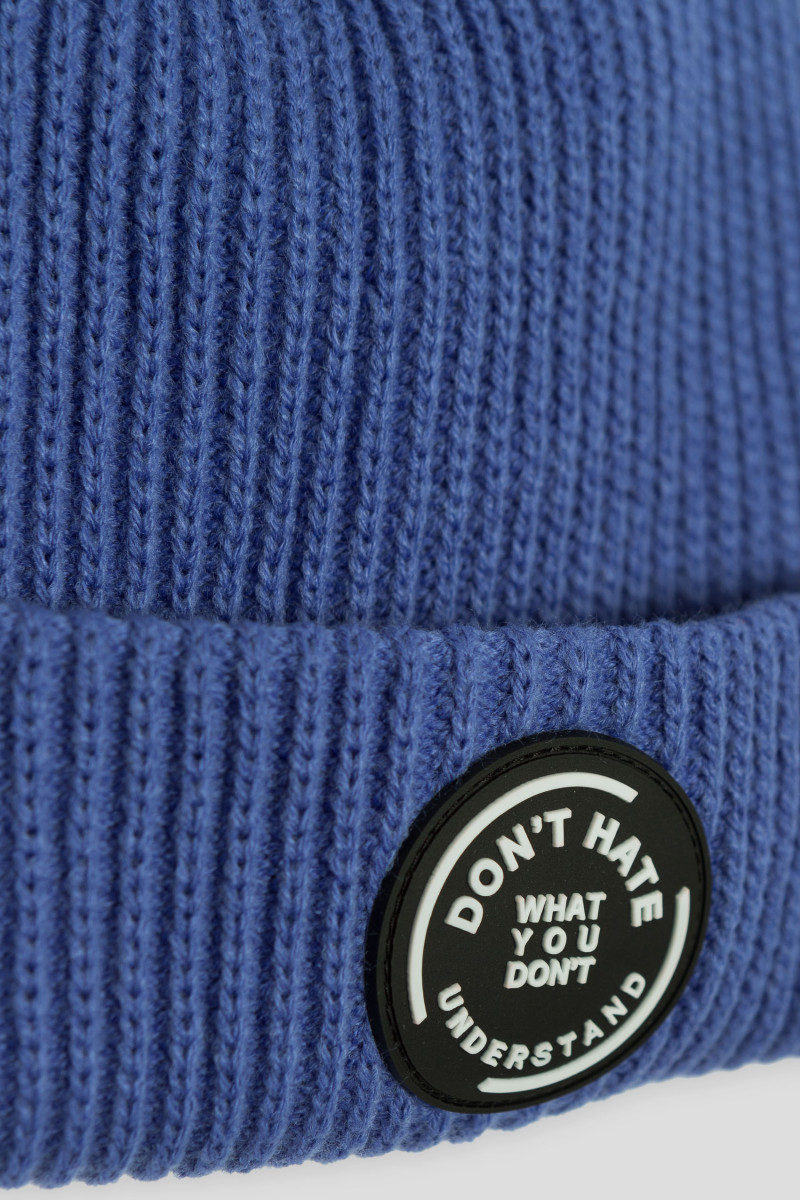 Niebieska czapka z aplikacją, niebieski