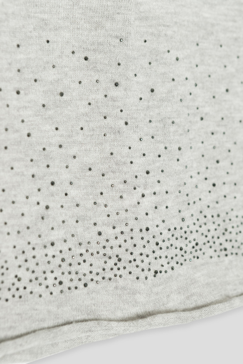 Szara czapka z ozdobnymi kropeczkami, szary