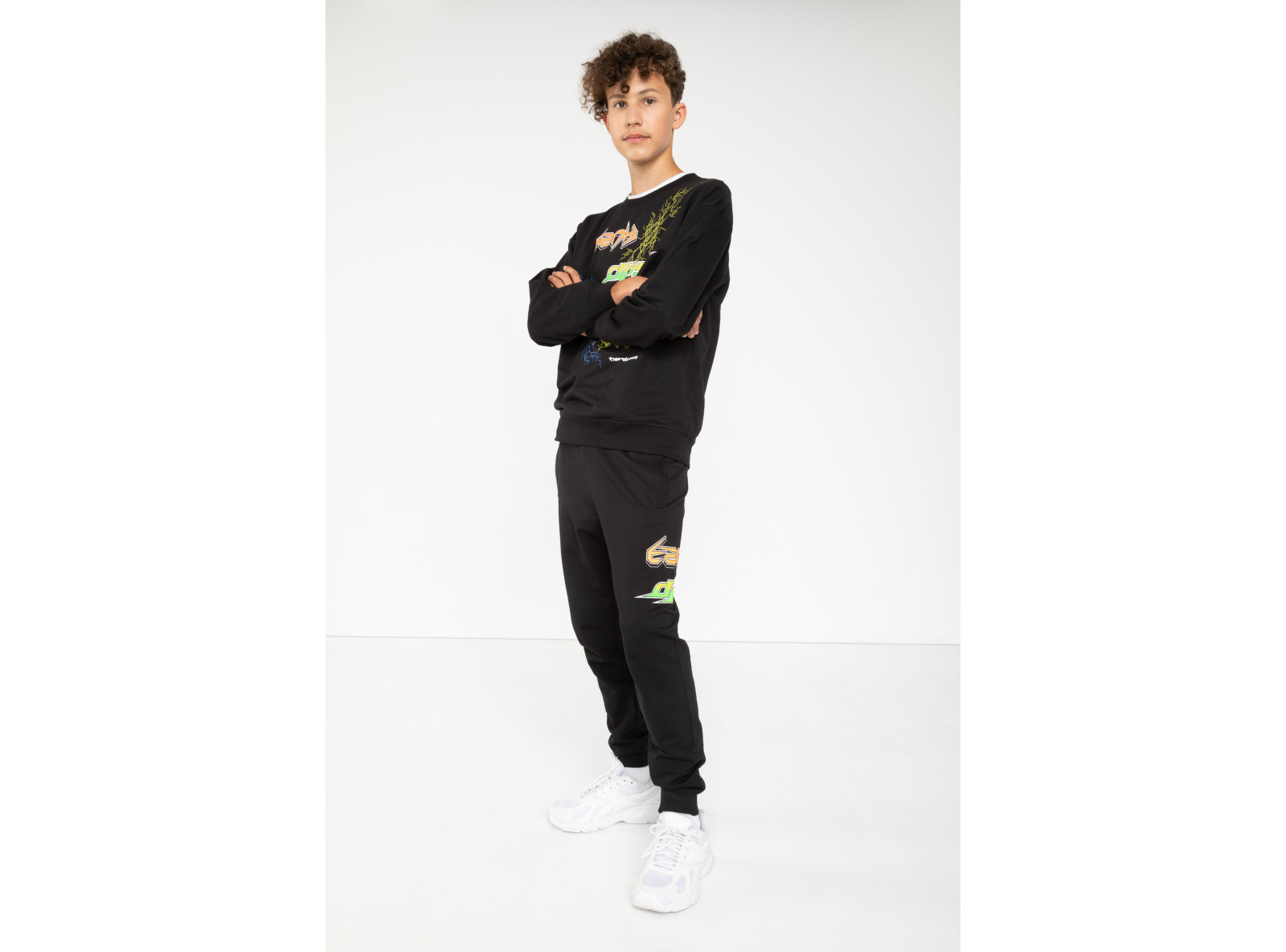 Czarne spodnie dresowe z nadrukami