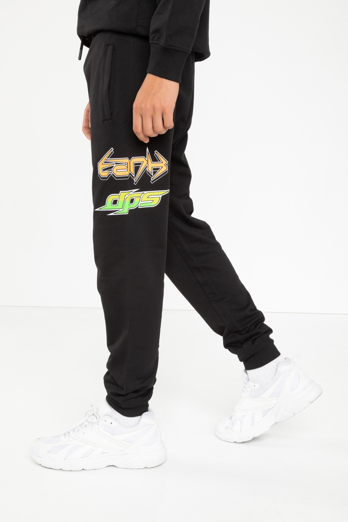 Czarne spodnie dresowe z nadrukami