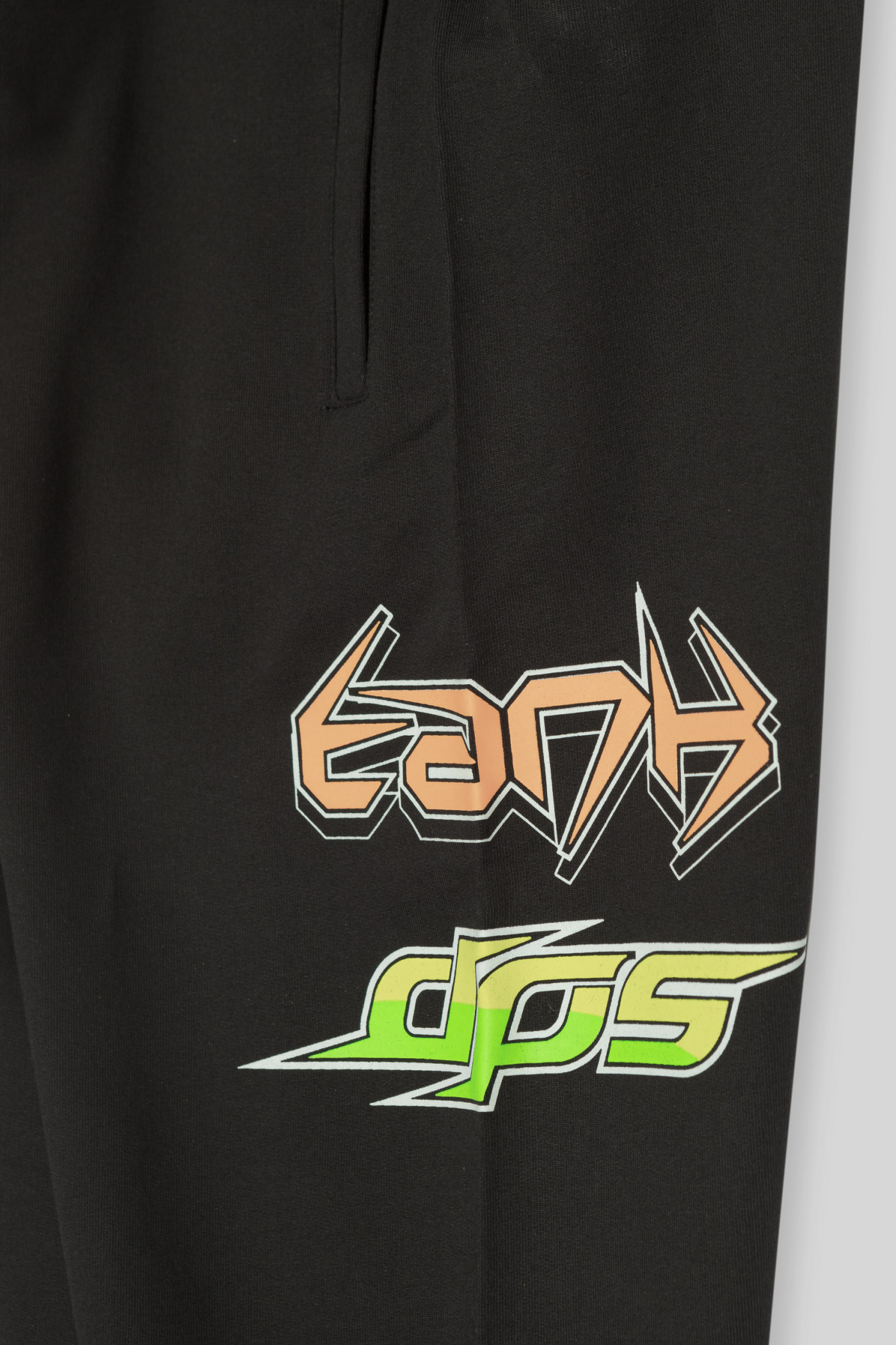 Czarne spodnie dresowe z nadrukami