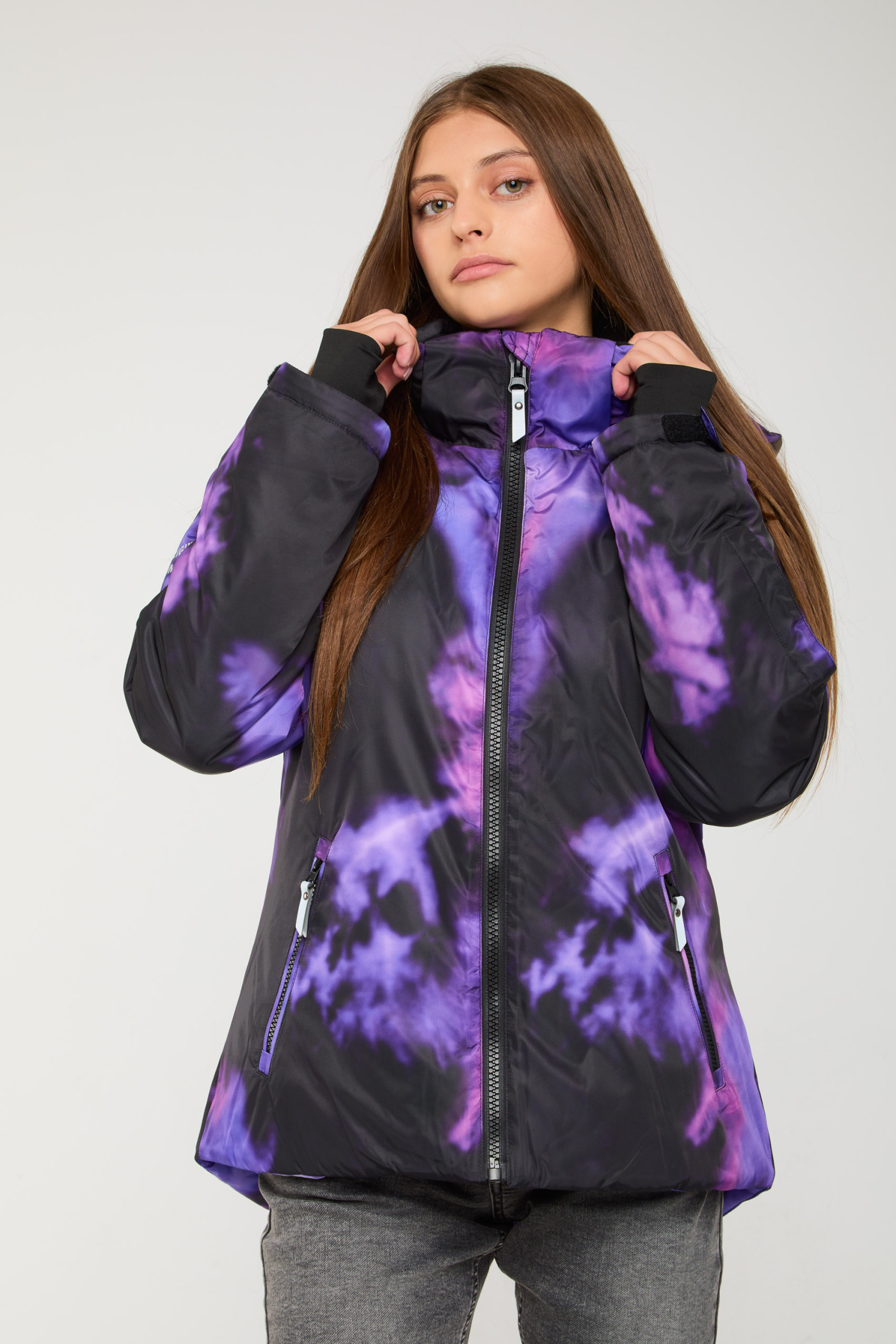Fioletowa ocieplana kurtka z kapturem i nadrukami tie dye