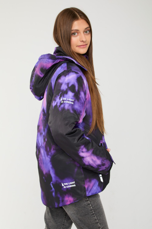 Fioletowa ocieplana kurtka z kapturem i nadrukami tie dye