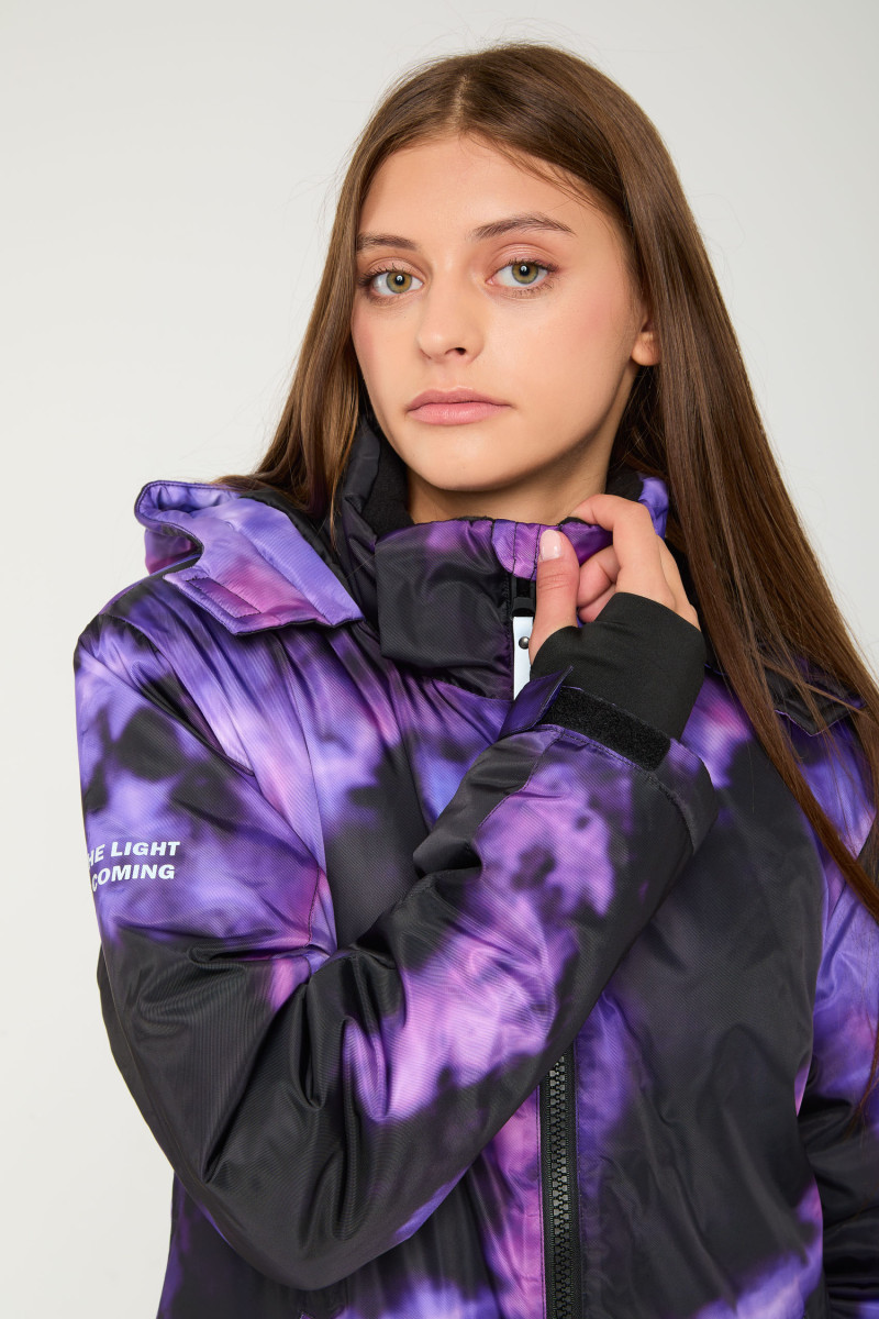 Fioletowa ocieplana kurtka z kapturem i nadrukami tie dye, multikolor