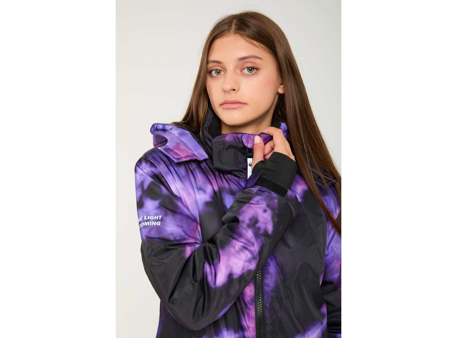 Fioletowa ocieplana kurtka z kapturem i nadrukami tie dye