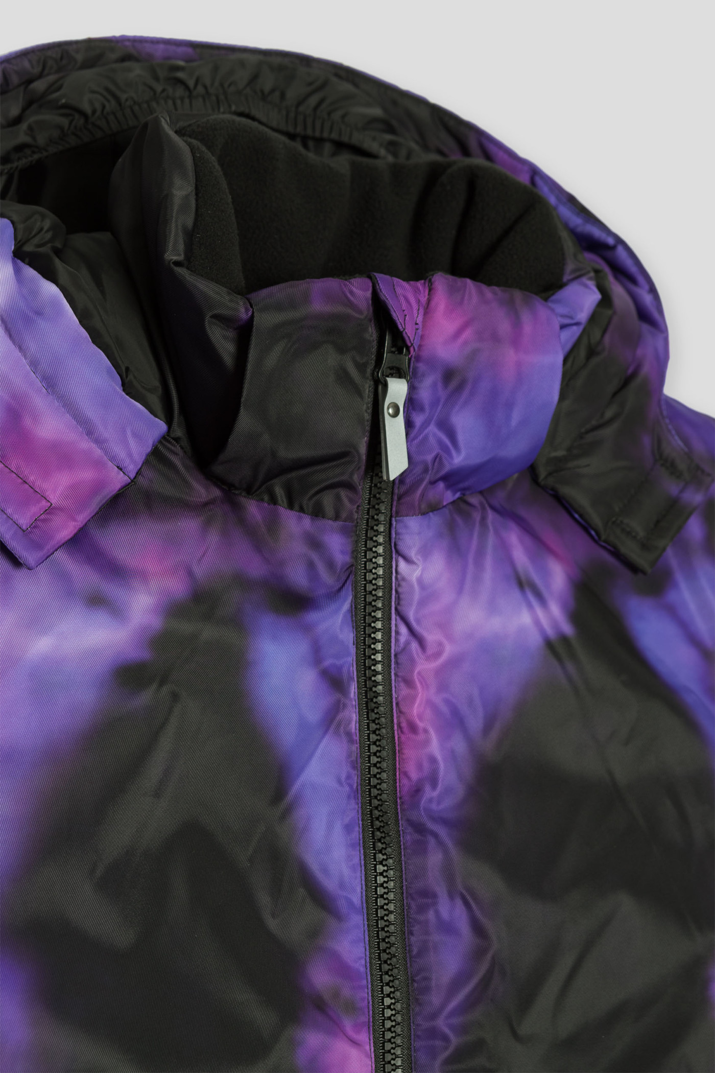 Fioletowa ocieplana kurtka z kapturem i nadrukami tie dye