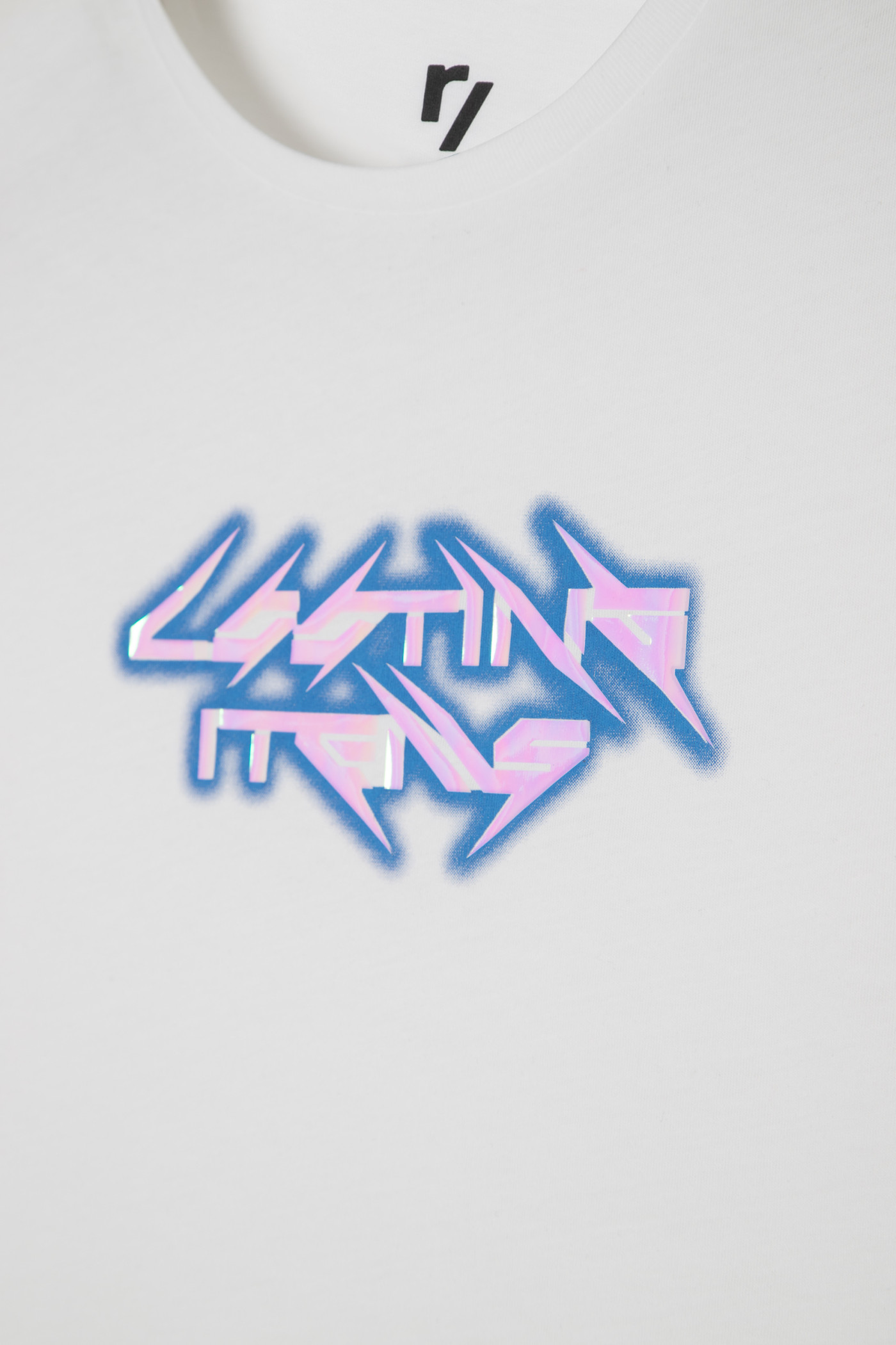 Kremowy T-shirt z błyszczącym nadrukiem