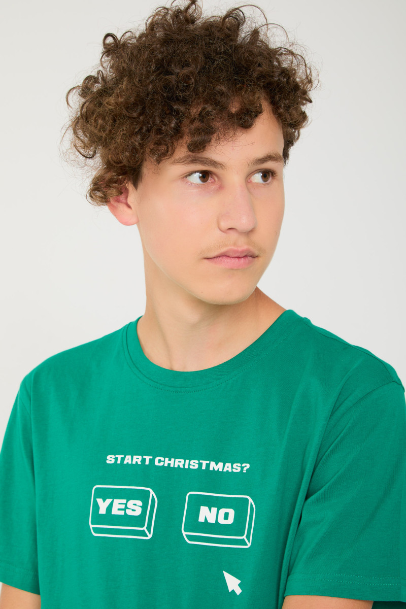 Zielony T-shirt ze świątecznym nadrukiem