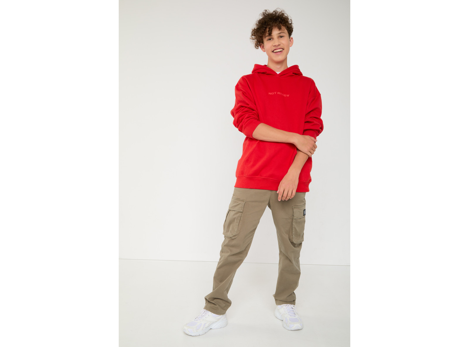 Czerwona bluza dresowa z kapturem i nadrukiem