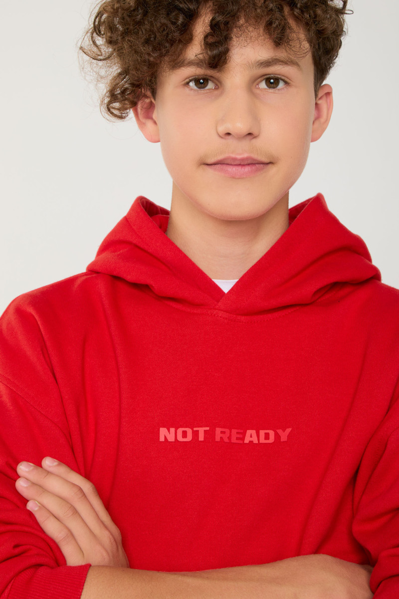 Czerwona bluza dresowa z kapturem i nadrukiem