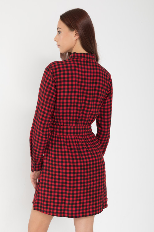 Czerwona sukienka w kratę