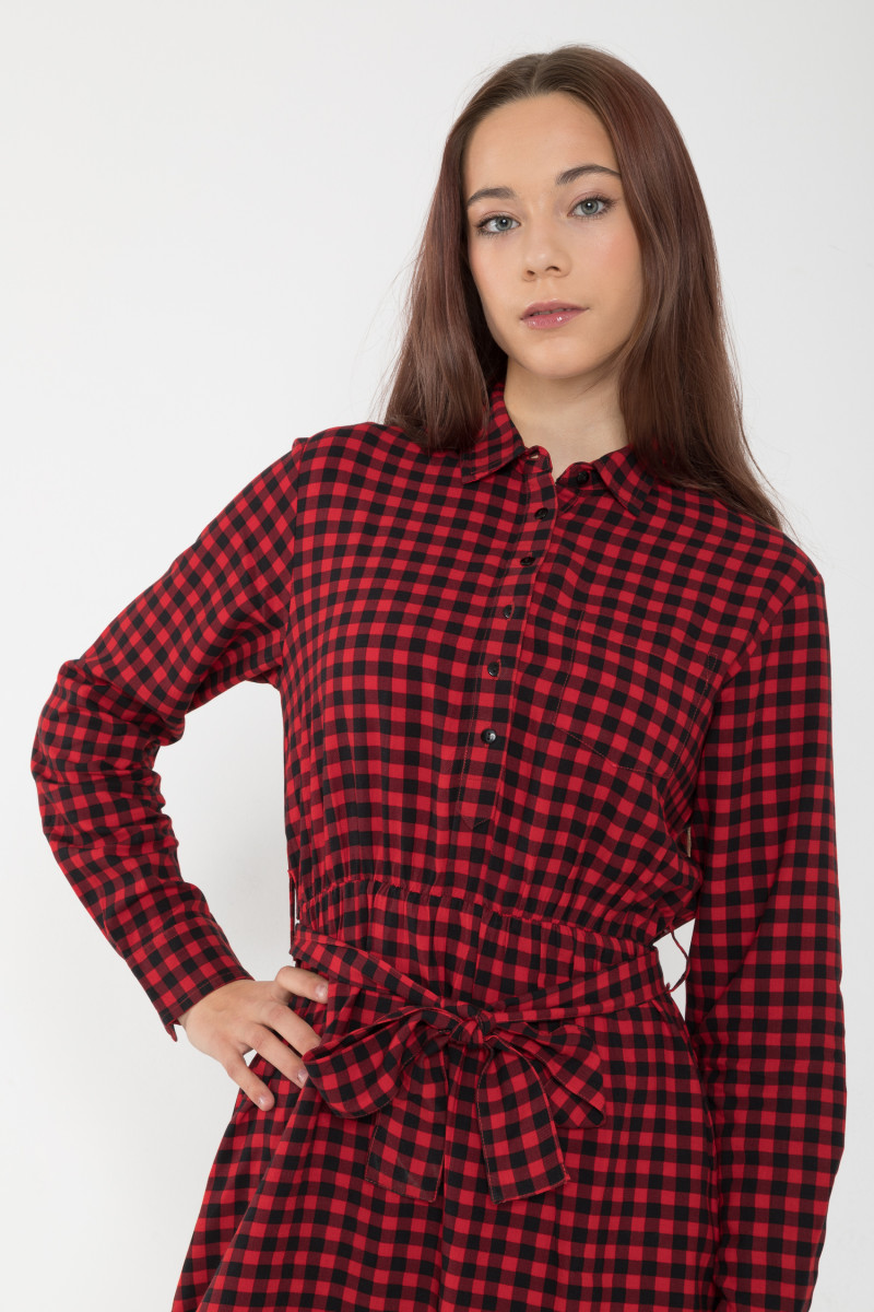 Czerwona sukienka w kratę, multikolor