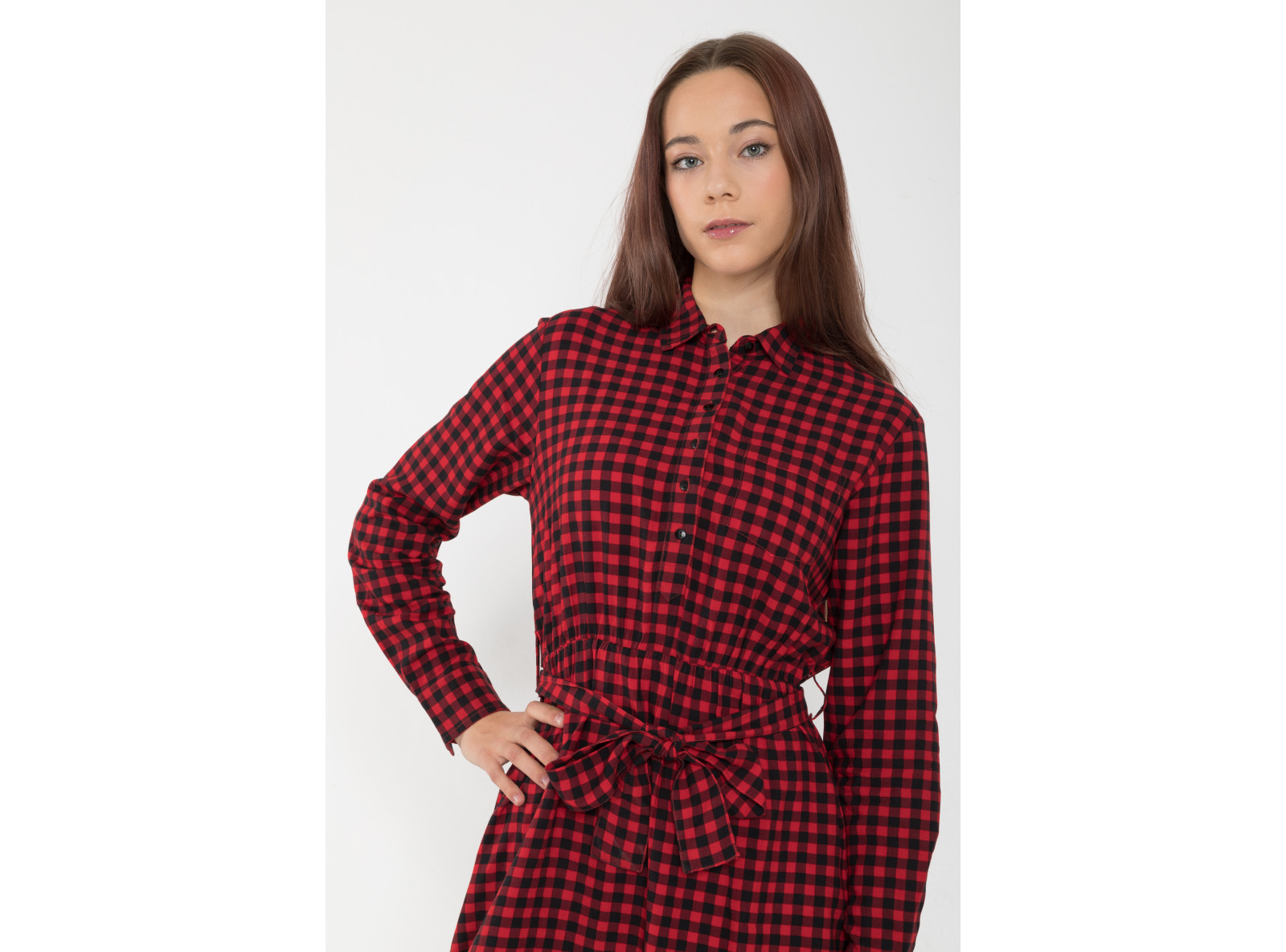 Czerwona sukienka w kratę