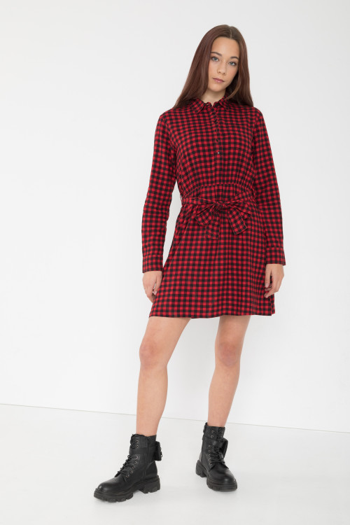 Czerwona sukienka w kratę