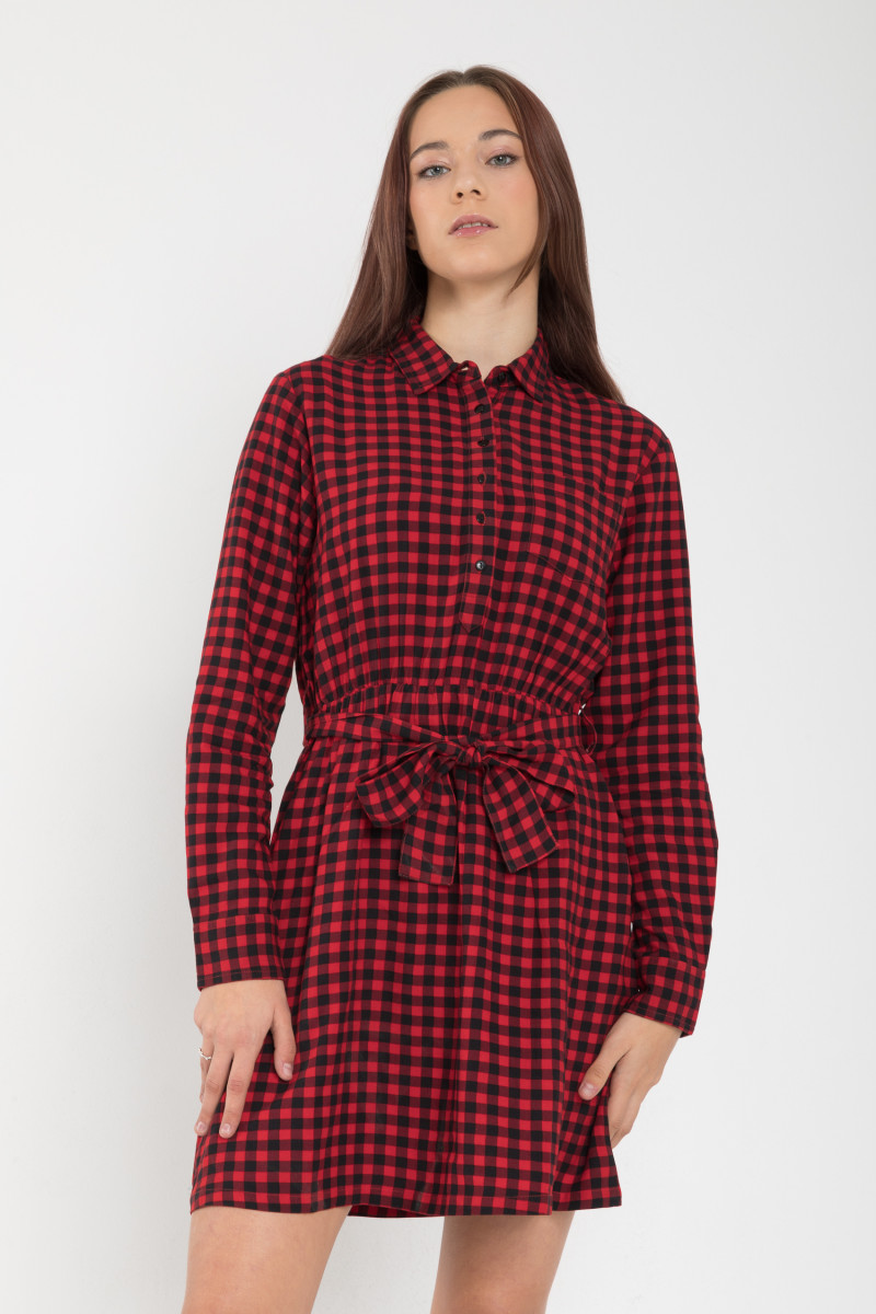 Czerwona sukienka w kratę
