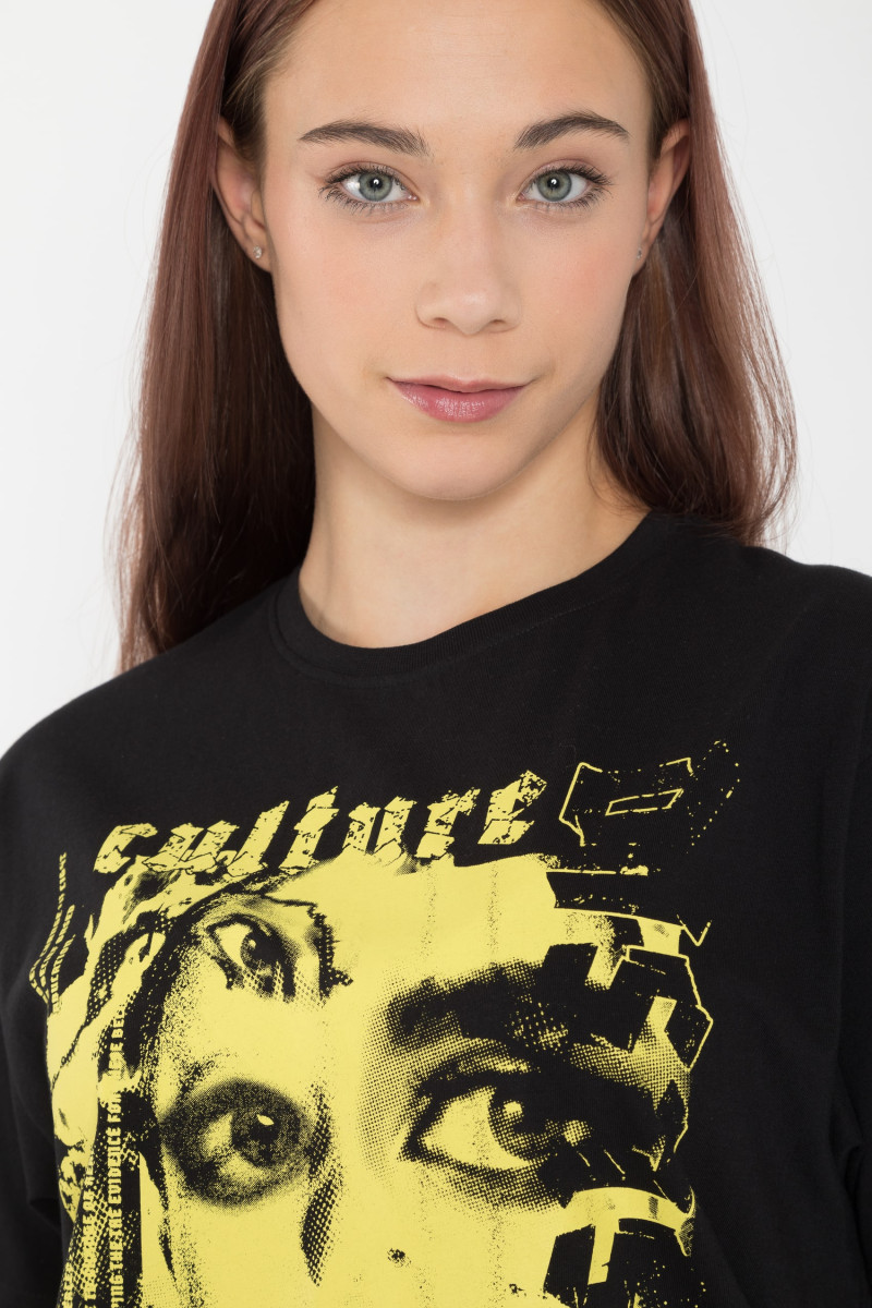 Czarny T-shirt z nadrukiem z przodu