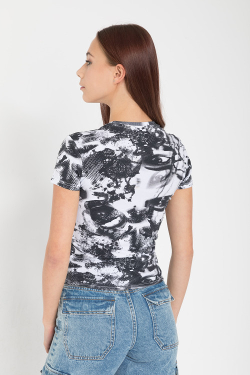 Biały T-shirt z nadrukami na całości