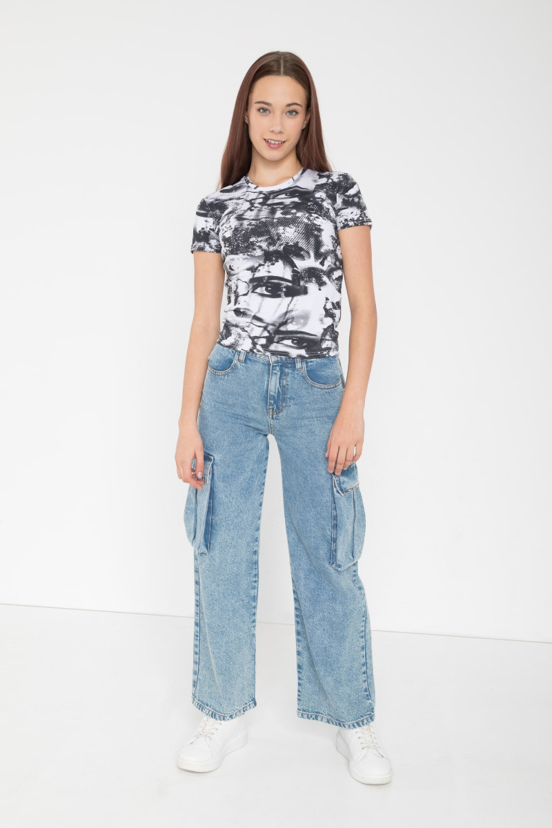 Biały T-shirt z nadrukami na całości, multikolor