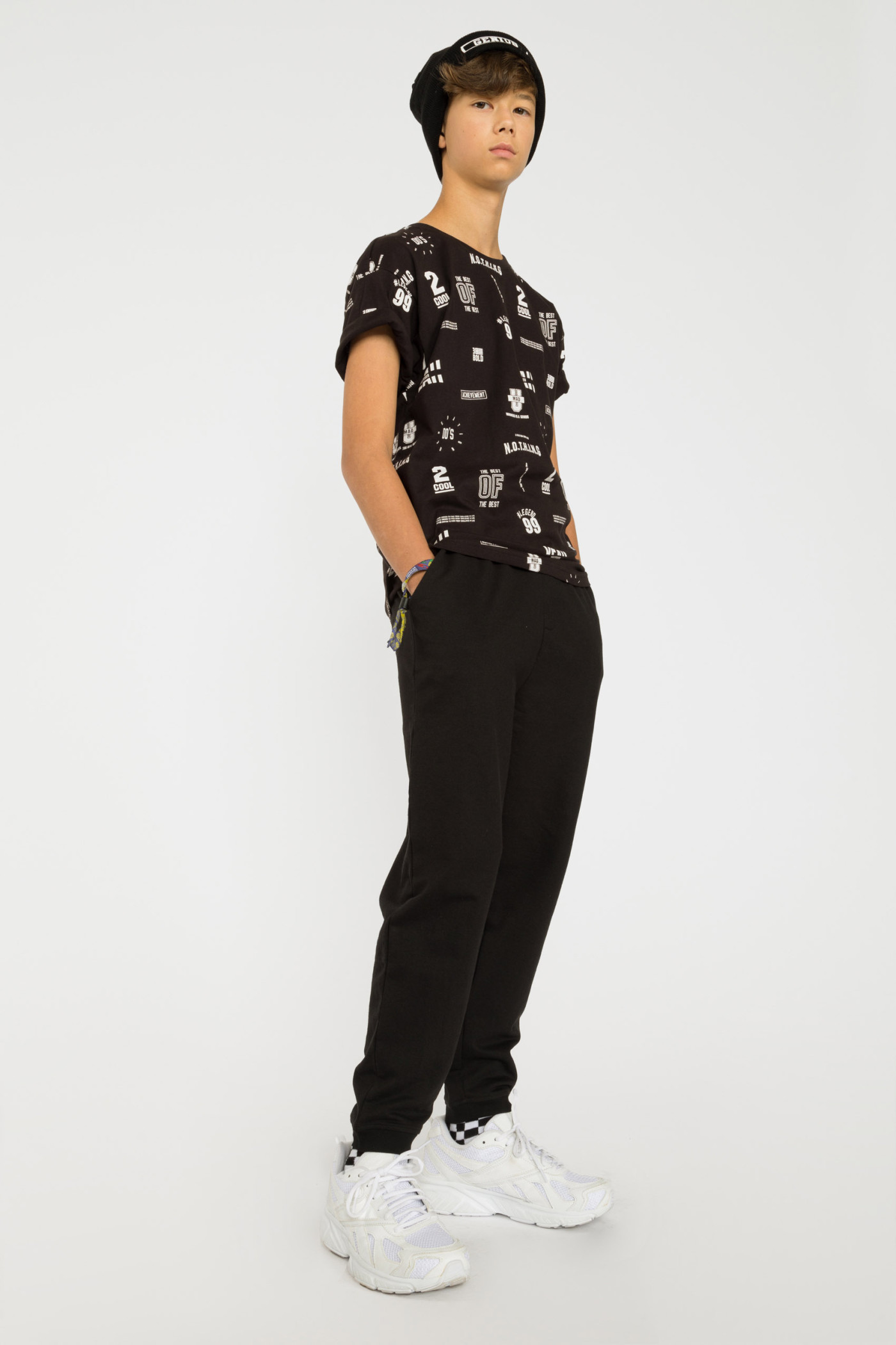 Czarne spodnie dresowe z nadrukiem