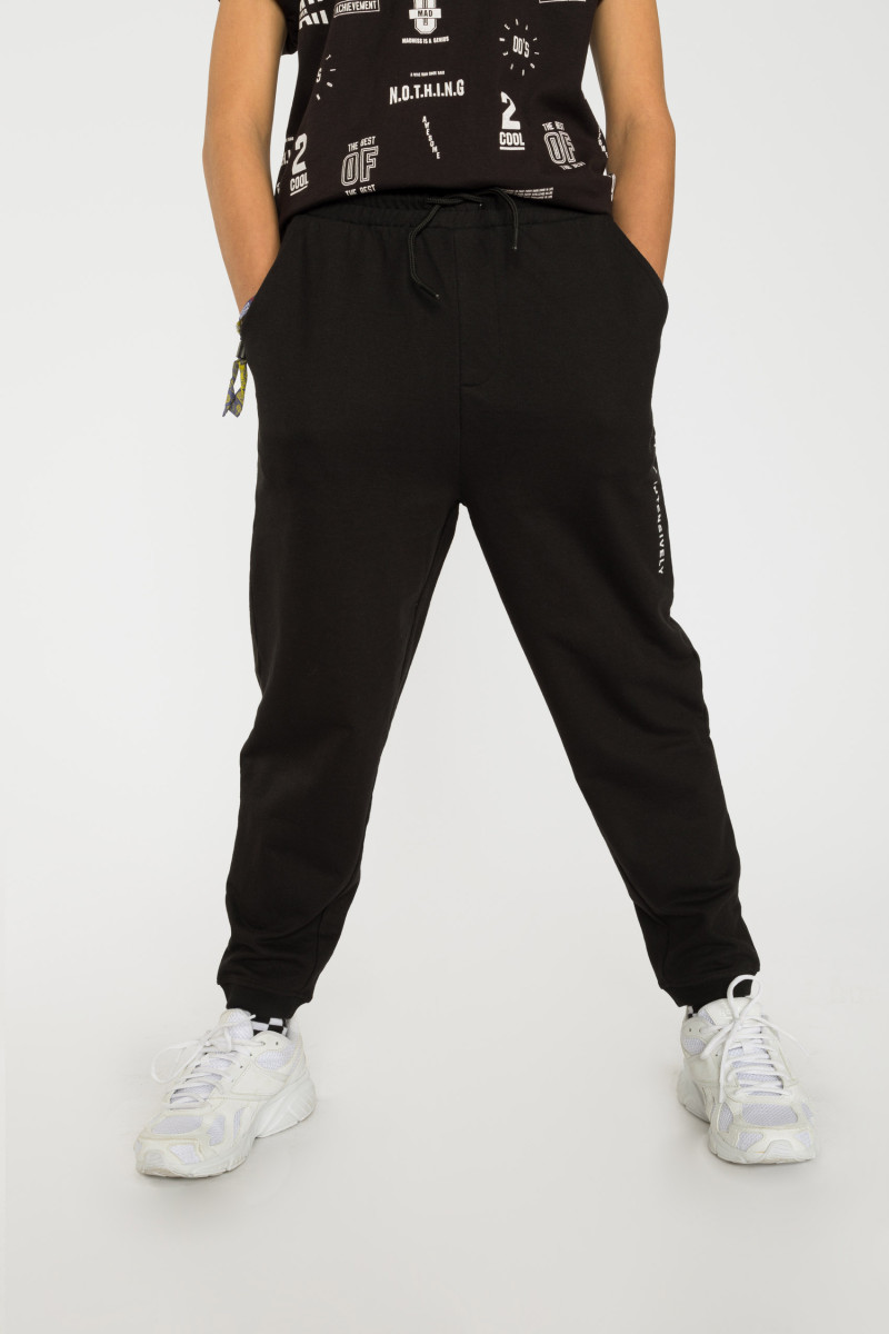 Czarne spodnie dresowe z nadrukiem