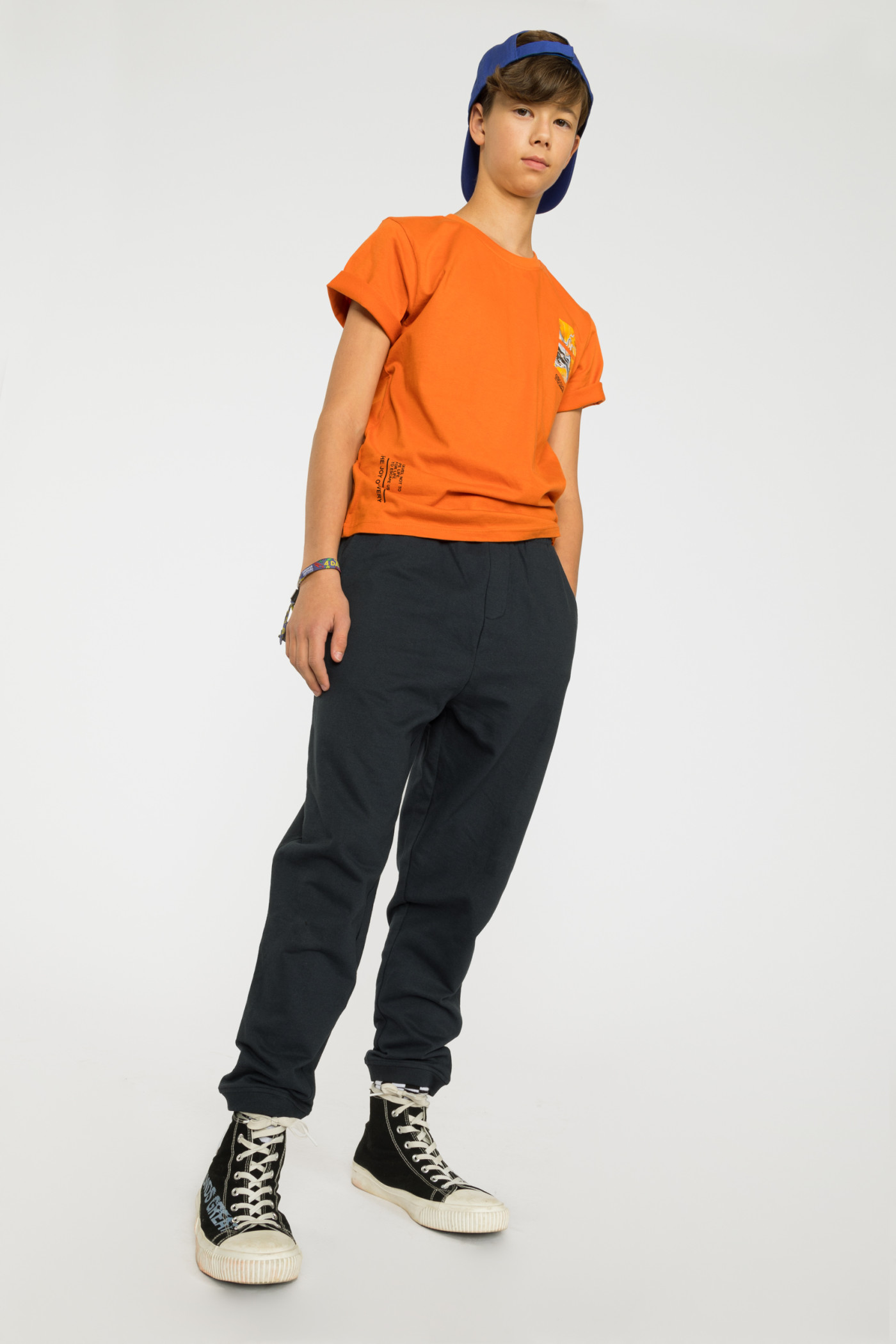 Granatowe spodnie dresowe z nadrukiem