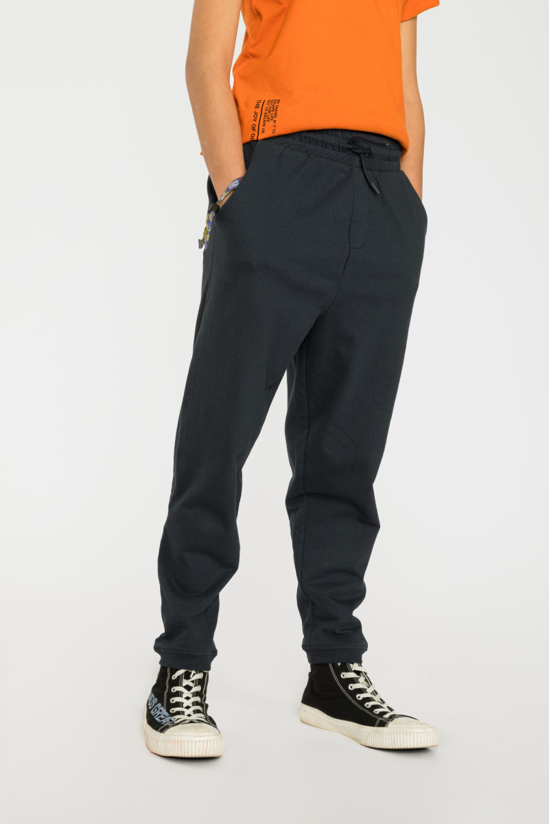 Granatowe spodnie dresowe z nadrukiem
