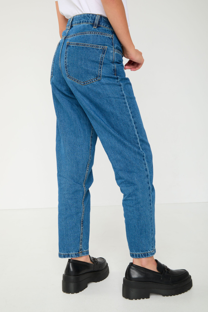 Niebieskie jeansy typu MOM FIT