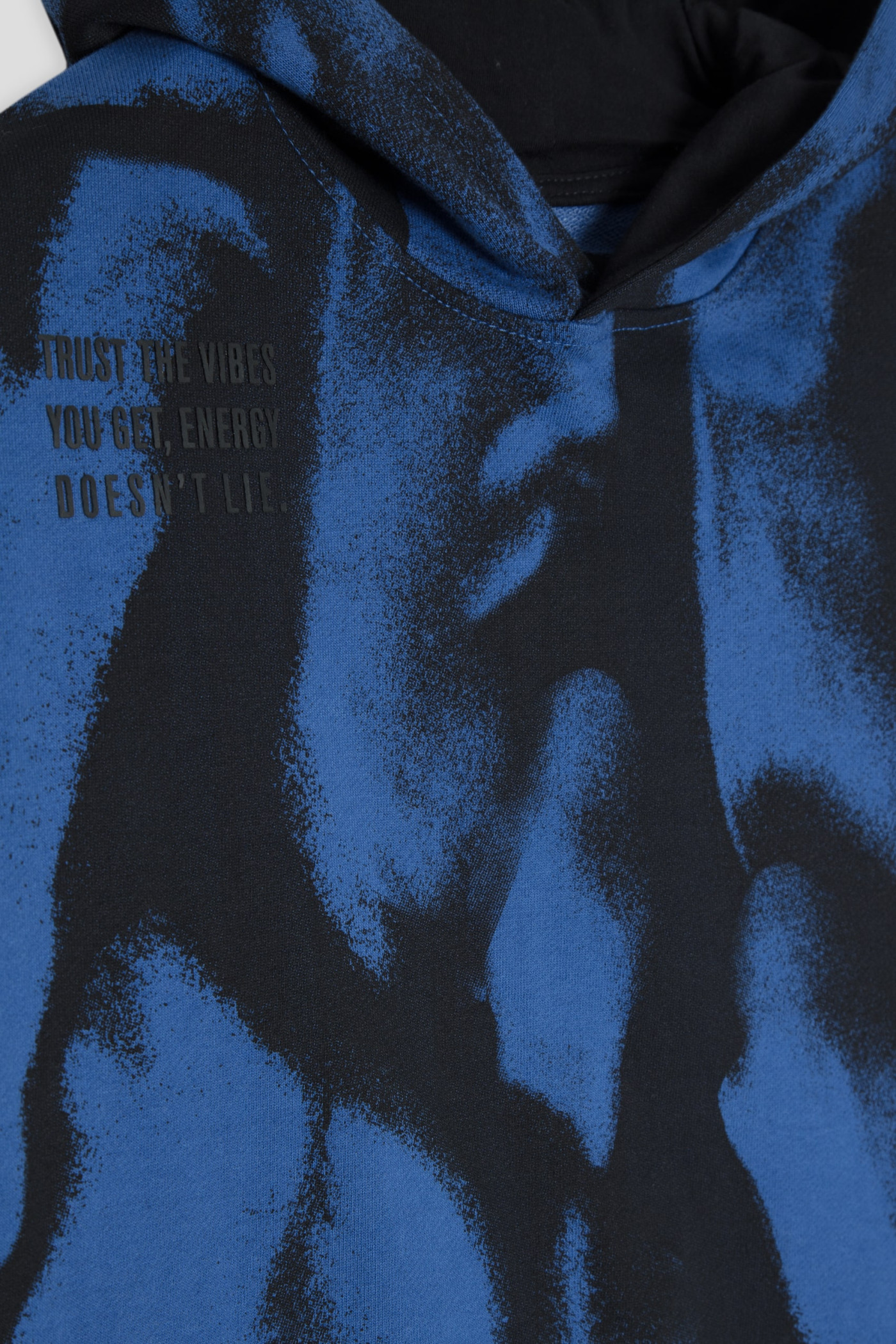 Czarno-niebieska bluza dresowa w nadrukowane mazy