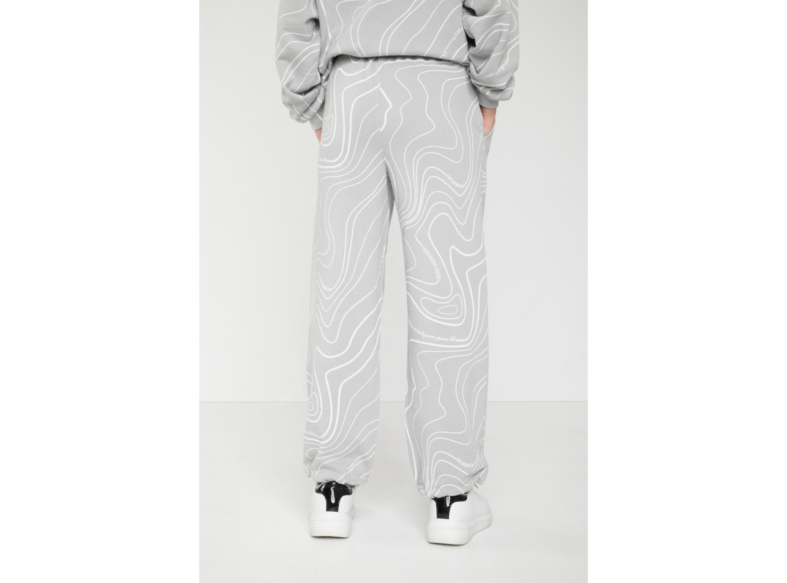 Szare spodnie na gumce w graficzny wzór