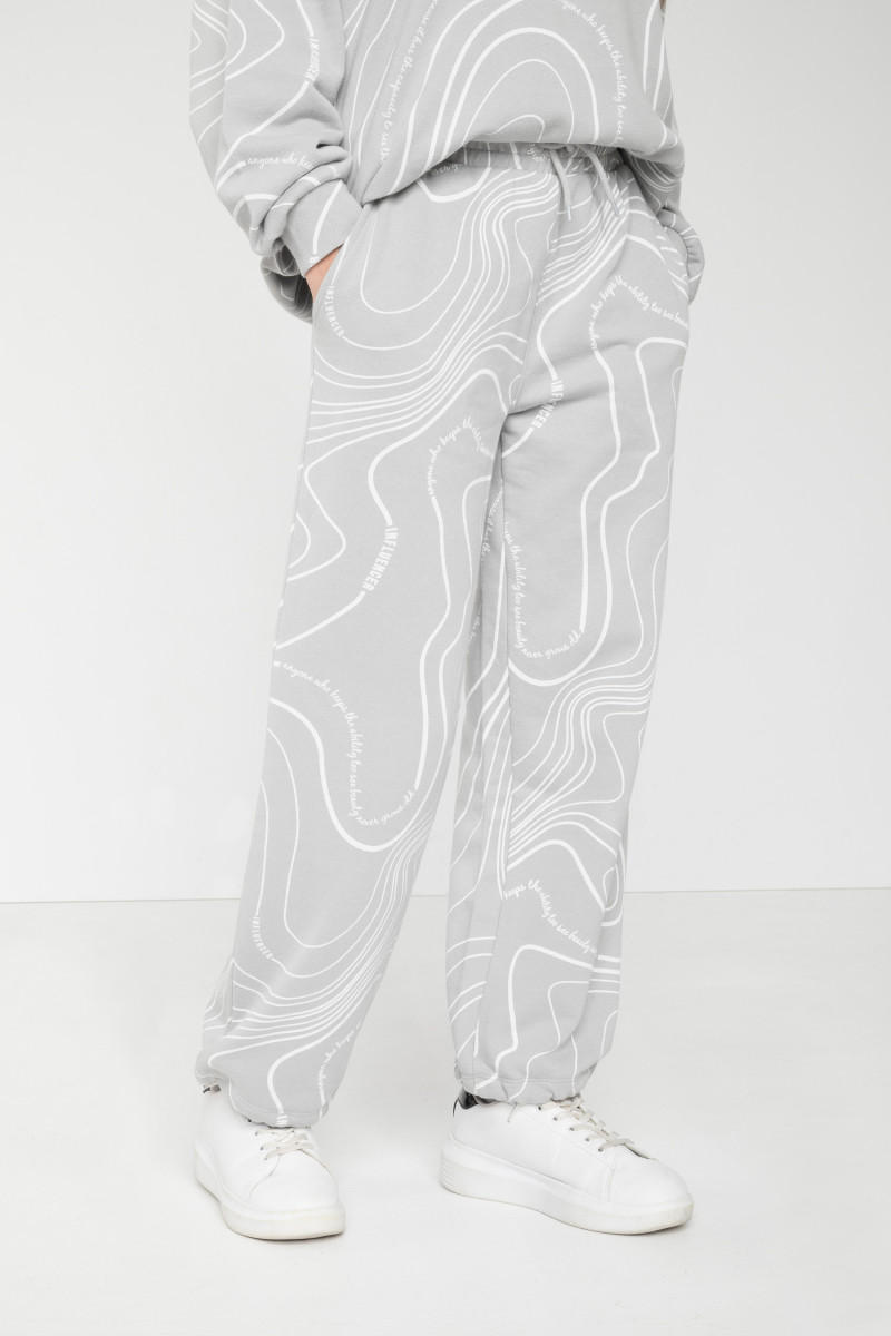 Szare spodnie na gumce w graficzny wzór