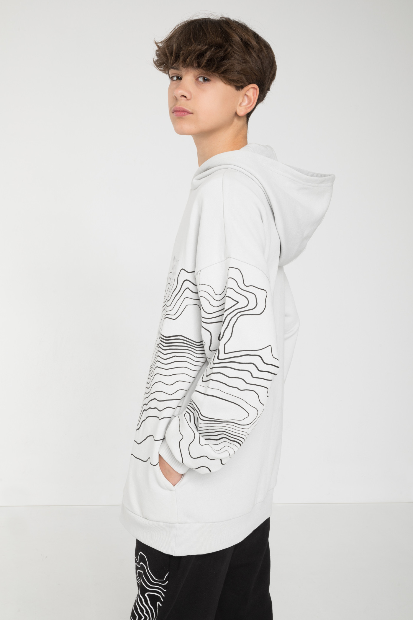 Szara bluza z kapturem z nadrukiem z przodu