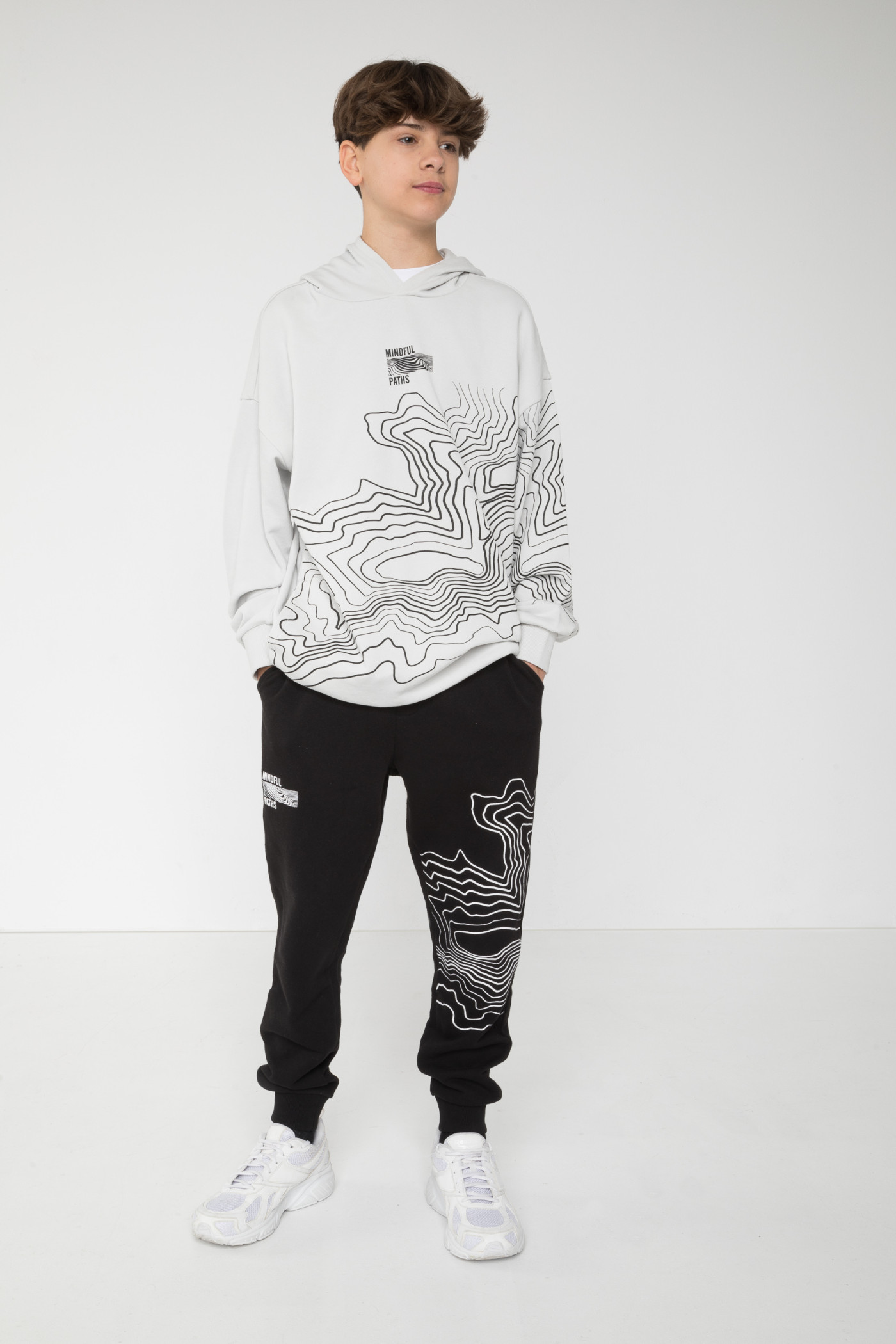 Szara bluza z kapturem z nadrukiem z przodu