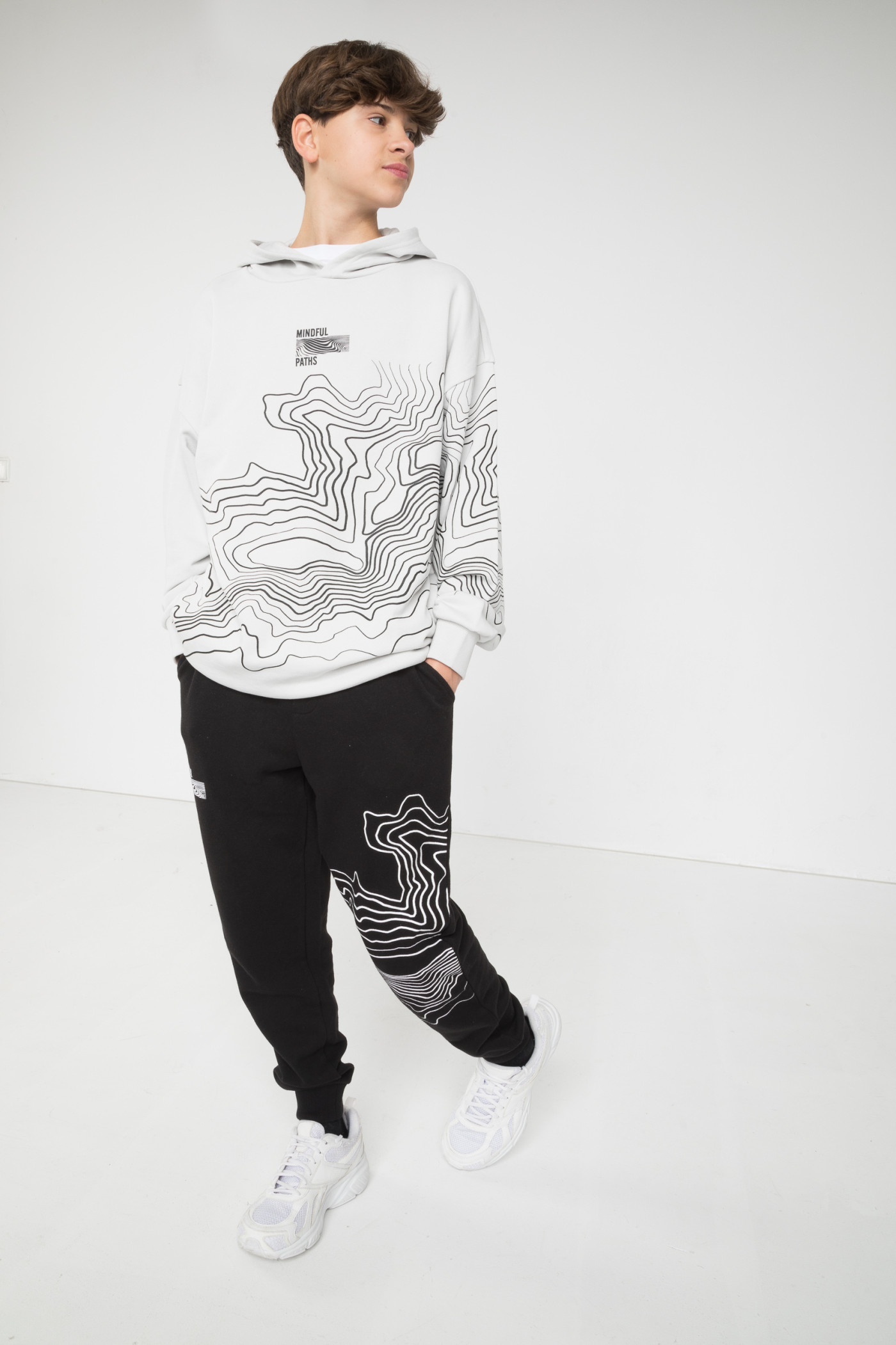 Szara bluza z kapturem z nadrukiem z przodu