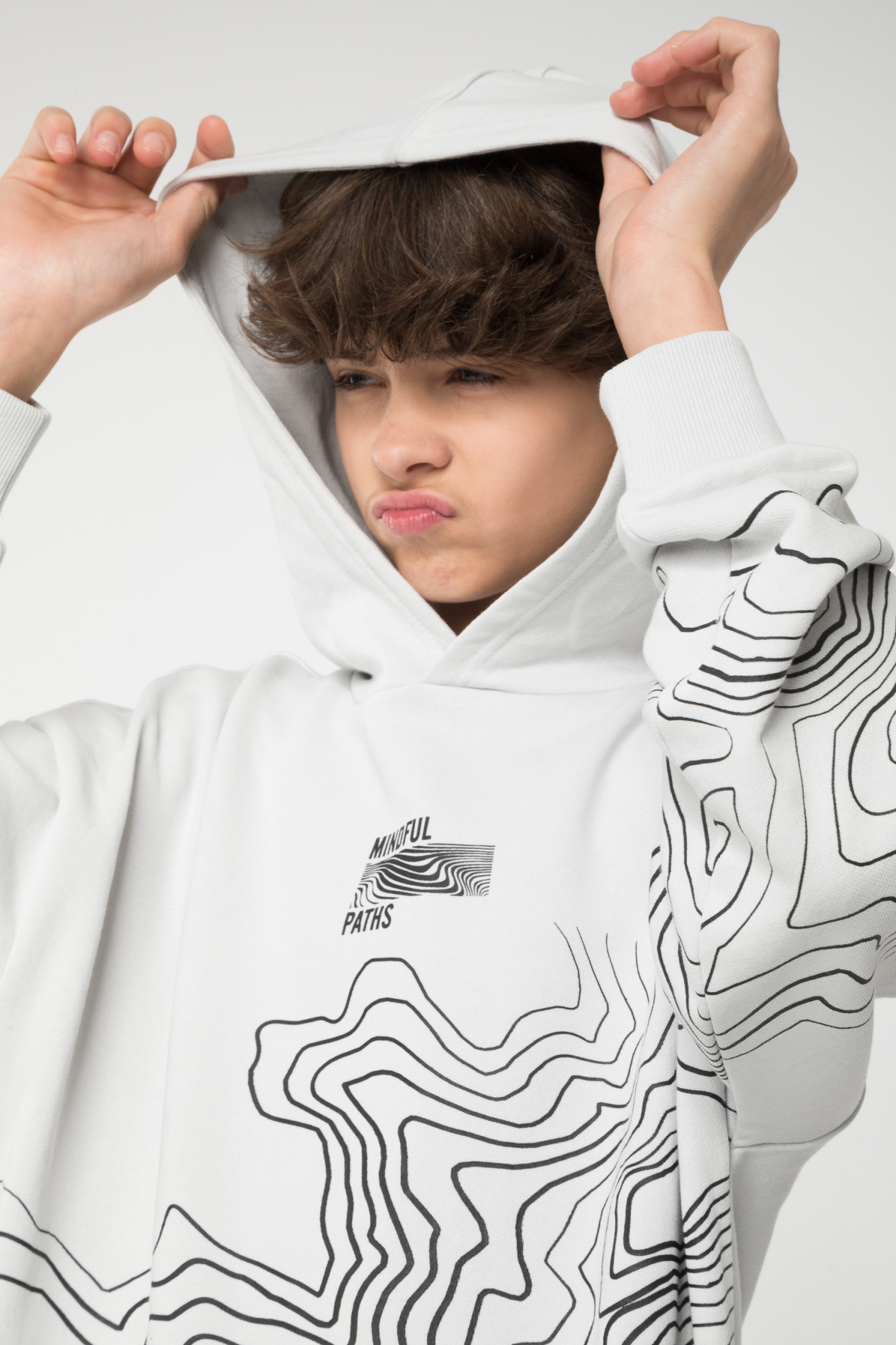 Szara bluza z kapturem z nadrukiem z przodu