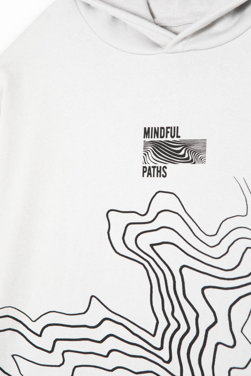 Szara bluza z kapturem z nadrukiem z przodu