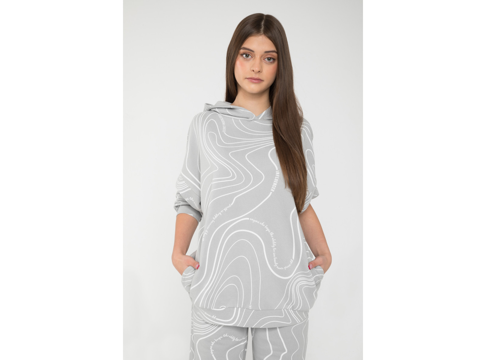 Szara bluza z kapturem w graficzny wzór