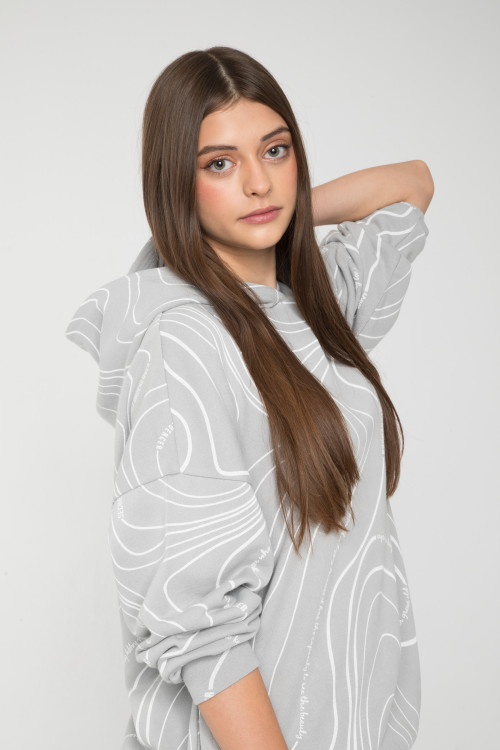 Szara bluza z kapturem w graficzny wzór
