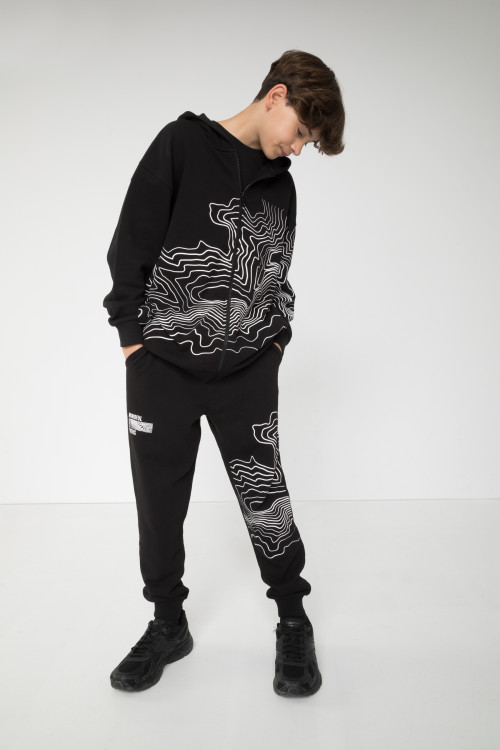 Czarne spodnie dresowe z nadrukiem na nogawce