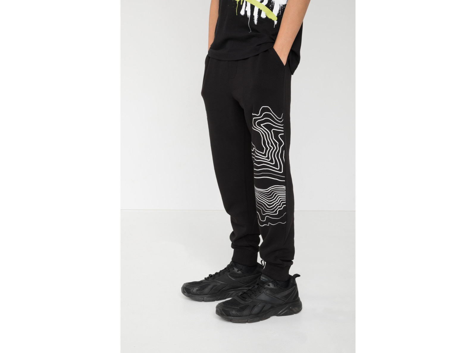 Czarne spodnie dresowe z nadrukiem na nogawce