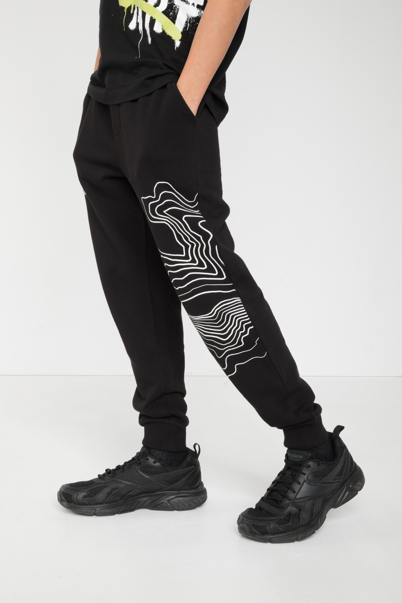 Czarne spodnie dresowe z nadrukiem na nogawce