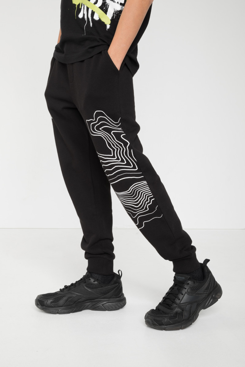 Czarne spodnie dresowe z nadrukiem na nogawce
