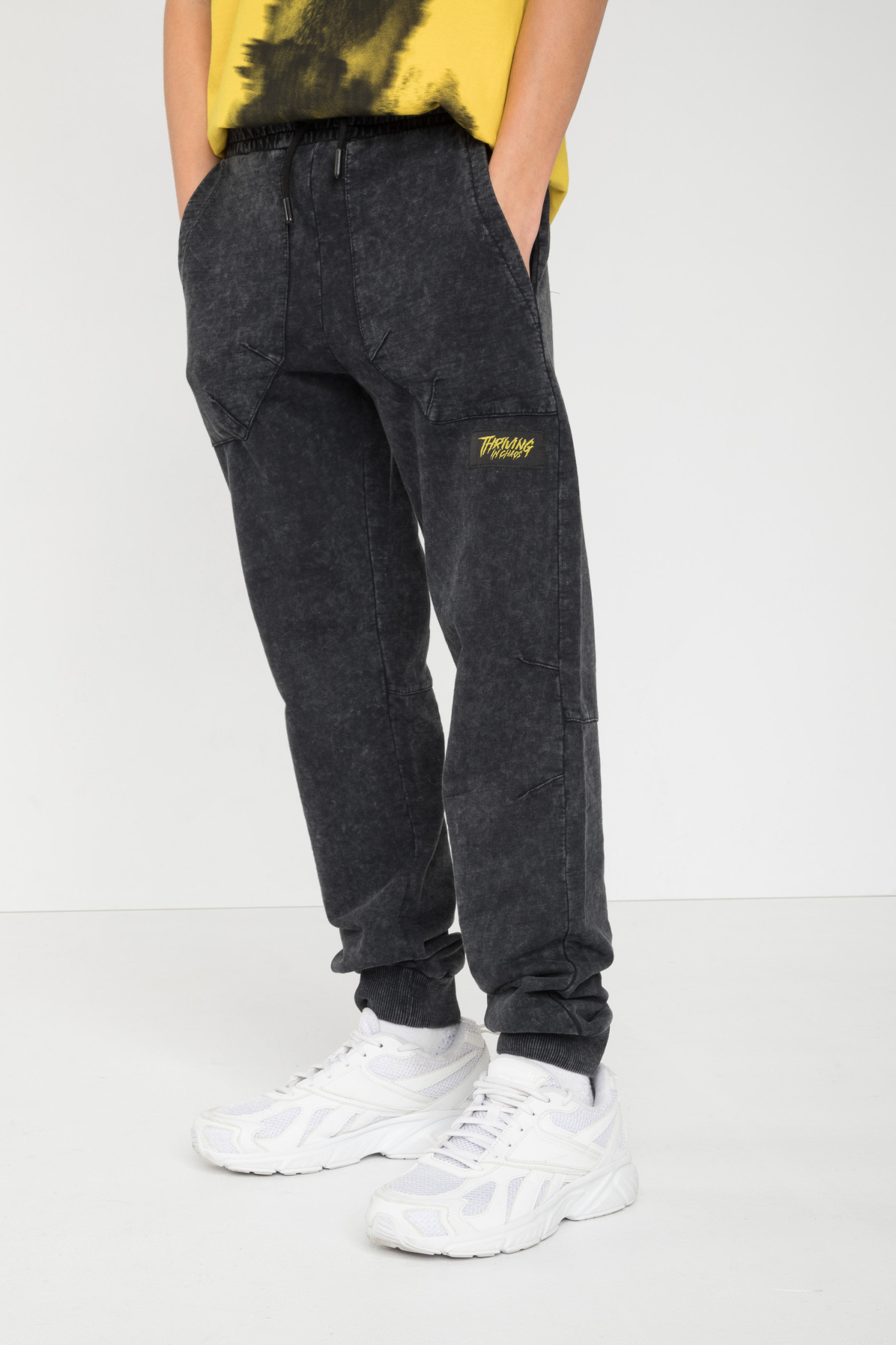 Czarno-szare spodnie dresowe z efektem sprania z naszywanymi kieszeniami